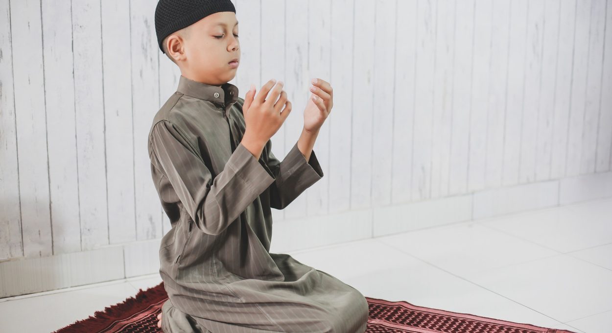 muslim-boy-praying-on-the-prayer-mat.jpg